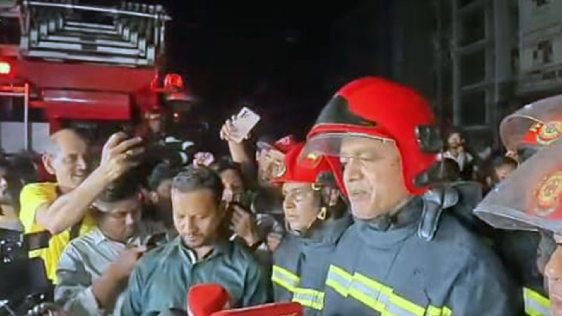 মিরপুরে আগুন নিয়ন্ত্রণে সাত ইউনিট